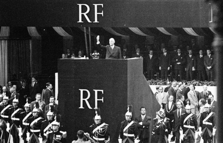 Charles gaulle sommet tribune place republique parisde discours loccasion presentation const